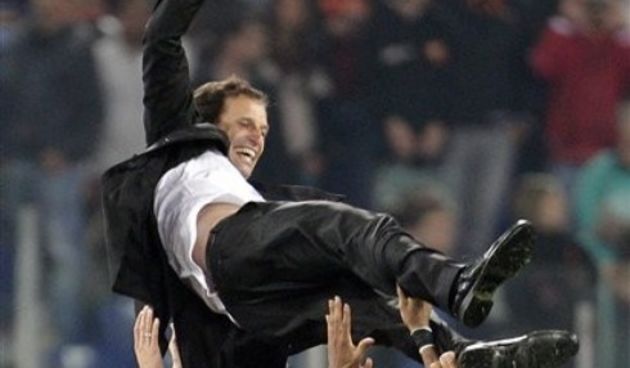 AC Milan coach Massimiliano Allegri is thrown in the air in celebration // AP Photo