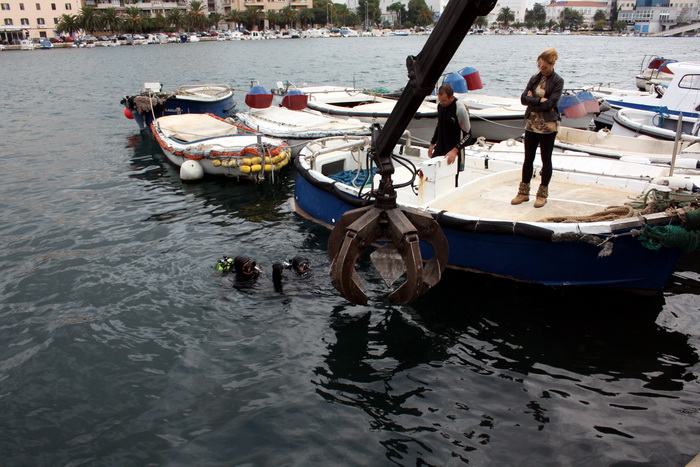Ronioci kluba Sv. Roko izronili dio starog srušenog mosta u Jazinama, Foto: Mladen Malik