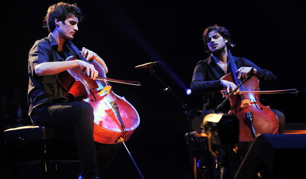 Zagreb, 280411.
KD Vatroslav Lisinski.
Dobrotvorni koncert – Lisinski za Japan.
Na slici: nastup violoncelista Stjepana Hausera i Luke Sulica.
Foto: Boris Kovacev / CROPIX