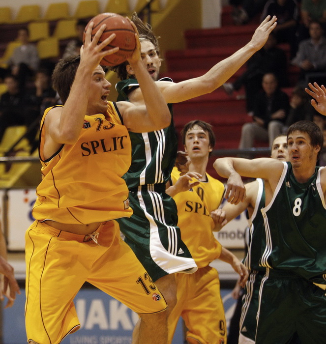 Split, 141011.
Dvorana Gripe.
Kosarkaska utakmica A-1 lige: Split – Borik
Na slici: Josip Sobin (zuti 13)
Foto: Vojko Basic / CROPIX Split, 141011.
Dvorana Gripe.
Kosarkaska utakmica A-1 lige: Split – Borik
Na slici: Josip Sobin (zuti 13)
Foto: Vojko Basic / CROPIX