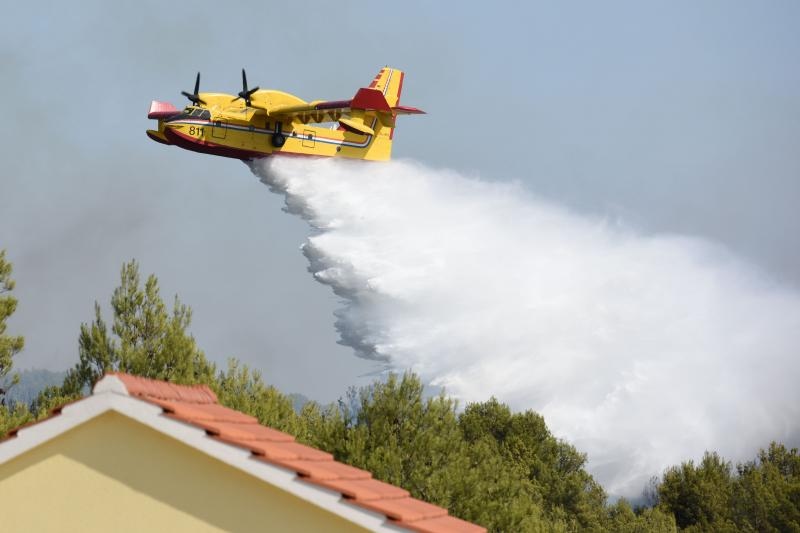 Kanaderi i air tractori gasili požar u blizini dikljanskih kuća i vikendica Kanaderi i air tractori gasili požar u blizini dikljanskih kuća i vikendica