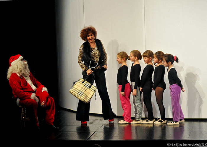 Plesna udruga Gesta: Božićni šoping u SuperOvoj, Foto: Željko Karavida Plesna udruga Gesta: Božićni šoping u SuperOvoj, Foto: Željko Karavida
