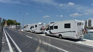 Kamperi preplavili obalni dio Ulice kralja Tomislava u Jazinama Kamperi preplavili obalni dio Ulice kralja Tomislava u Jazinama