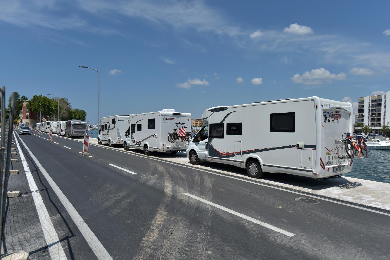 Kamperi preplavili obalni dio Ulice kralja Tomislava u Jazinama Kamperi preplavili obalni dio Ulice kralja Tomislava u Jazinama