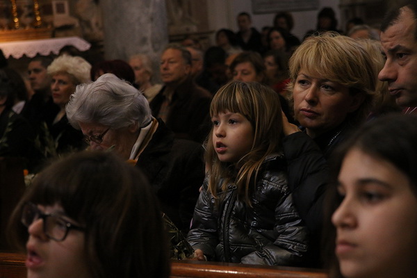 Cvjetnica 20. ožujka 2016: Nakon blagoslova maslinovih grančica, nadbisku Želimir Puljić predvodio je procesiju do katedrale sv. Stošije gdje je služio misno slavlje na kojem se pjevala Muka našeg Gospodina Cvjetnica 20. ožujka 2016: Nakon blagoslova maslinovih grančica, nadbisku Želimir Puljić predvodio je procesiju do katedrale sv. Stošije gdje je služio misno slavlje na kojem se pjevala Muka našeg Gospodina