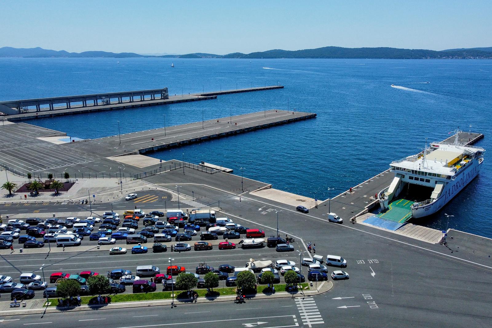 Pogled iz zraka na gužvu u trajektnoj luci Gaženica Pogled iz zraka na gužvu u trajektnoj luci Gaženica