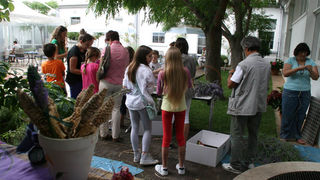 Danas je održana kreativna radionica za velike i male u organizaciji Dječjeg odjela Gradske knjižnice Zadar: izrada stručaka i jastučića od lavande od 10-12 h. Radionicu je vodila gospođa Jadranka Plantak. Foto by Lucija Juravic Danas je održana kreativna radionica za velike i male u organizaciji Dječjeg odjela Gradske knjižnice Zadar: izrada stručaka i jastučića od lavande od 10-12 h. Radionicu je vodila gospođa Jadranka Plantak. Foto by Lucija Juravic