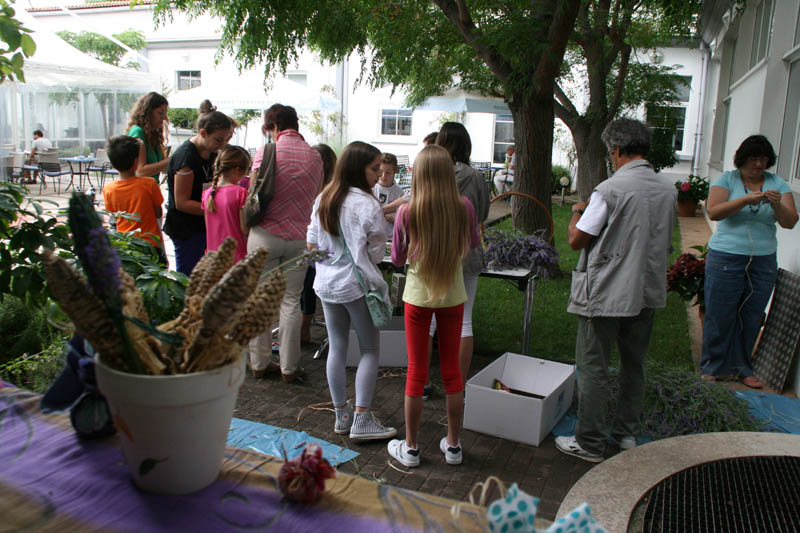 Danas je održana kreativna radionica za velike i male u organizaciji Dječjeg odjela Gradske knjižnice Zadar: izrada stručaka i jastučića od lavande od 10-12 h. Radionicu je vodila gospođa Jadranka Plantak. Foto by Lucija Juravic Danas je održana kreativna radionica za velike i male u organizaciji Dječjeg odjela Gradske knjižnice Zadar: izrada stručaka i jastučića od lavande od 10-12 h. Radionicu je vodila gospođa Jadranka Plantak. Foto by Lucija Juravic