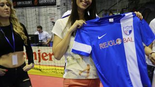 Poznate osobe iz društvenog života okušale u izvođenju penala Poznate osobe iz društvenog života okušale u izvođenju penala