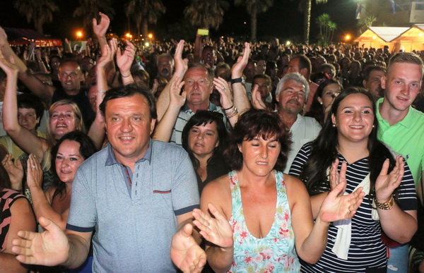 Virsko ljeto 2016: Tomislav Bralić i klapa Intrade oduševili 12 tisuća obožavatelja na virskoj rivi Virsko ljeto 2016: Tomislav Bralić i klapa Intrade oduševili 12 tisuća obožavatelja na virskoj rivi