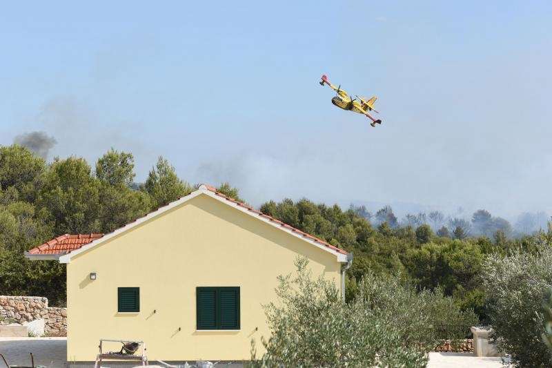 Kanaderi i air tractori gasili požar u blizini dikljanskih kuća i vikendica Kanaderi i air tractori gasili požar u blizini dikljanskih kuća i vikendica