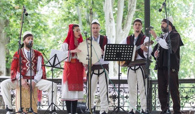 Na Zrinjevcu su se kroz manifestaciju Dan nacionalnih manjina Grada Zagreba peti put svojim sugradjanima predstavile udruge 18 nacionalnih manjina Grada Zagreba. Program traje cijeli dan,uz ples, pjesmu, reviju narodnih nosnji i predstavljanje rukotvorina