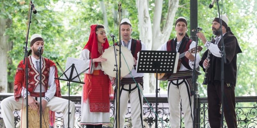 Na Zrinjevcu su se kroz manifestaciju Dan nacionalnih manjina Grada Zagreba peti put svojim sugradjanima predstavile udruge 18 nacionalnih manjina Grada Zagreba. Program traje cijeli dan,uz ples, pjesmu, reviju narodnih nosnji i predstavljanje rukotvorina