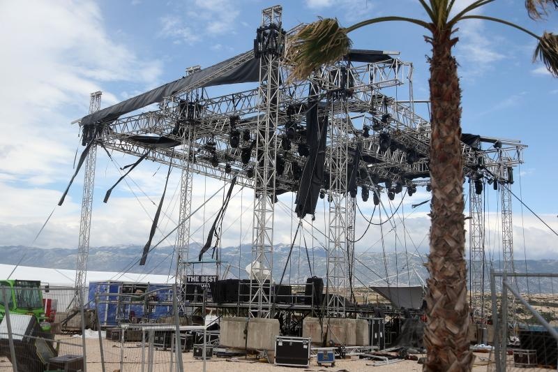 Olujna bura poharala plažu Zrće. Photo: Dalibor Urukalović/PIXSELL