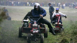 Orahovica, 171010.
Nedaleko od orahovackog jezera na obroncima brda Ruzica grada odrzana je cetvrta po redu utrka motokultivatora i specijalnih vozila koja su izradjena od motora mjesalice za beton i mjenjaca automobila Lada Niva. Namjera organizatora utr