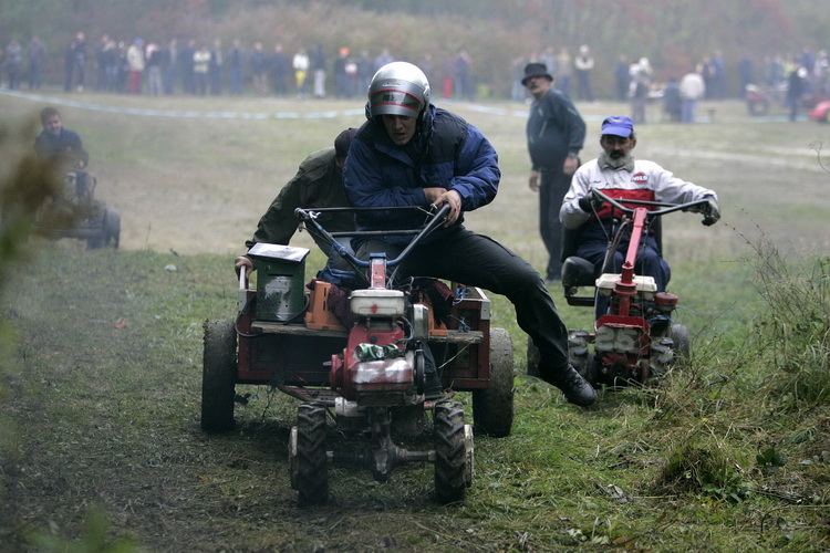 Orahovica, 171010.
Nedaleko od orahovackog jezera na obroncima brda Ruzica grada odrzana je cetvrta po redu utrka motokultivatora i specijalnih vozila koja su izradjena od motora mjesalice za beton i mjenjaca automobila Lada Niva. Namjera organizatora utr