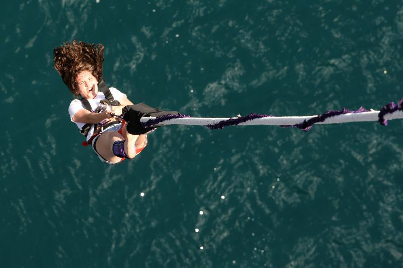 28.6.2014., Maslenica – Gimnasticar Marijo Moznik otvorio je sezonu bungee skokova s Maslenickog mosta. On je izveo dvostruki salto s uronom u more. Photo: Dino Stanin/PIXSELL