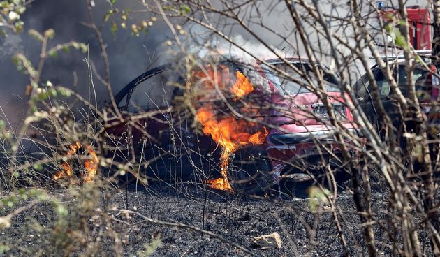Veliki požar kod Smokovića zahvatio i parkirane automobile