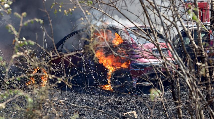 Veliki požar kod Smokovića zahvatio i parkirane automobile Veliki požar kod Smokovića zahvatio i parkirane automobile