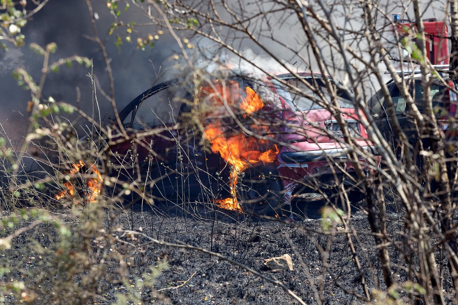 Veliki požar kod Smokovića zahvatio i parkirane automobile
