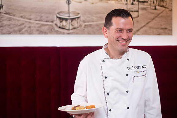 Restoran Pet bunara – “Šinjorina Dunja” (foto:Saša Čuka) Restoran Pet bunara – “Šinjorina Dunja” (foto:Saša Čuka)