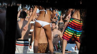 Novalja, 020710.
Temperature na termometrima su presle debelo iznad 30 stupnjeva Celzijevih a samim time su i plaze postale omiljena okupljalista. Plaza Zrce prepuna je kupaca na kojoj je svatko pronasao poneku zanimaciju.
Foto: Andrija Lucic / CROPIX Novalja, 020710.
Temperature na termometrima su presle debelo iznad 30 stupnjeva Celzijevih a samim time su i plaze postale omiljena okupljalista. Plaza Zrce prepuna je kupaca na kojoj je svatko pronasao poneku zanimaciju.
Foto: Andrija Lucic / CROPIX