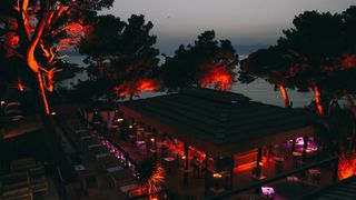 Dalmacija je dobila novo lounge mjesto koje će vas razvesliti u toplim ljetnim danima. Putujte osjećajima kroz predivnu lokaciju novog Makarana beach kluba koji se smjestio na prekrasnoj plaži u srcu Makarske rivijere s veličanstvenim pogledom na Jadransk
