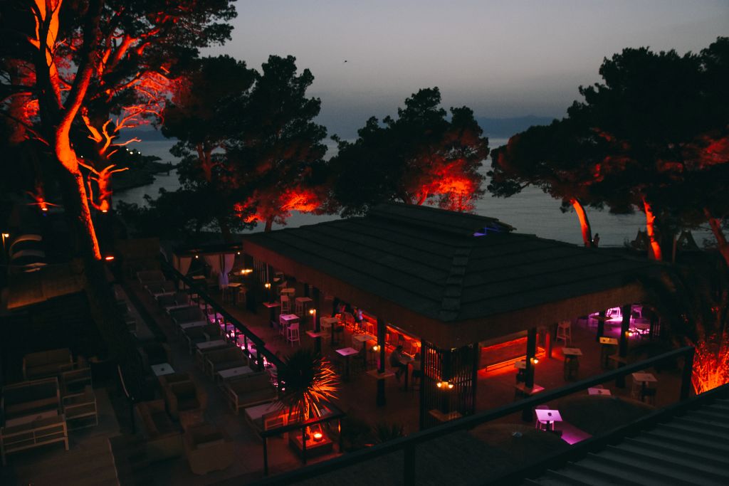 Dalmacija je dobila novo lounge mjesto koje će vas razvesliti u toplim ljetnim danima. Putujte osjećajima kroz predivnu lokaciju novog Makarana beach kluba koji se smjestio na prekrasnoj plaži u srcu Makarske rivijere s veličanstvenim pogledom na Jadransk