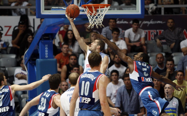 Zadar, 010610.
Dvorana Kresimir Cosic u Zadru. Druga finalna utakmica kosarkaskog prvenstva Hrvatske odigrana izmedju KK Zadar i KK Cibona.
Na slici: Igrac Zadra Vedran Morovic (bijeli).
Foto: Jure Miskovic / CROPIX Zadar, 010610.
Dvorana Kresimir Cosic u Zadru. Druga finalna utakmica kosarkaskog prvenstva Hrvatske odigrana izmedju KK Zadar i KK Cibona.
Na slici: Igrac Zadra Vedran Morovic (bijeli).
Foto: Jure Miskovic / CROPIX