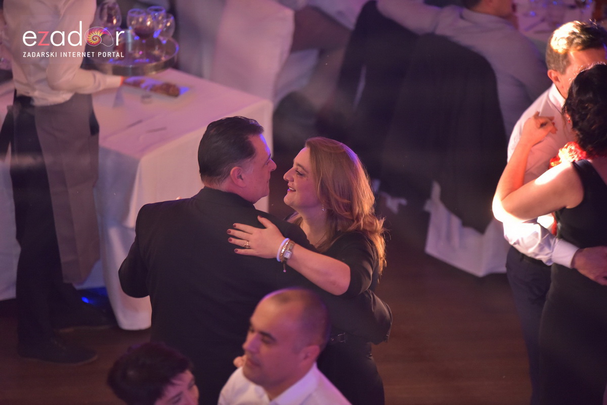 Tisuće Zadrana uživalo na krcatom Narodnom trgu i Tgu Petra Zoranića uz Tomislava Bralića i klapu Intrade Tisuće Zadrana uživalo na krcatom Narodnom trgu i Tgu Petra Zoranića uz Tomislava Bralića i klapu Intrade