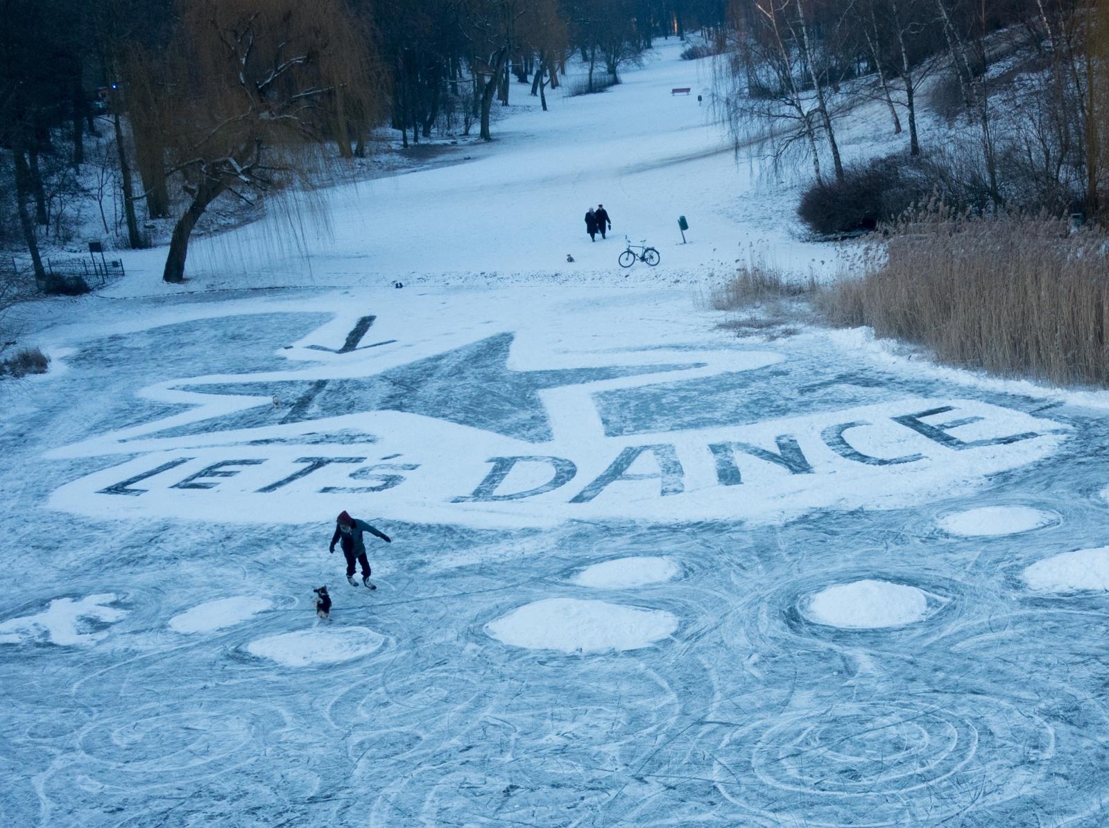 Berlin. Zaleđeno jezero posvetili preminuloj legendi Davidu Bowieu Berlin. Zaleđeno jezero posvetili preminuloj legendi Davidu Bowieu