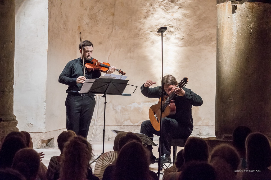 Violinist Martin Draušnik i gitarist Krešimir Bedek u Sv. Donatu izveli program “Paganini i gitara” Violinist Martin Draušnik i gitarist Krešimir Bedek u Sv. Donatu izveli program “Paganini i gitara”