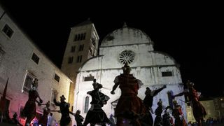05.07.2013., Zadar – Na Trgu opatice Cike, ispred crkve svete Marije, gostovalo je Hrvatsko glazbeno drustvo sveta Cecilija iz Korcule. Izveli su tradicionalnu moresku, romanticni ples s macevima. Photo: Filip Brala/PIXSELL
