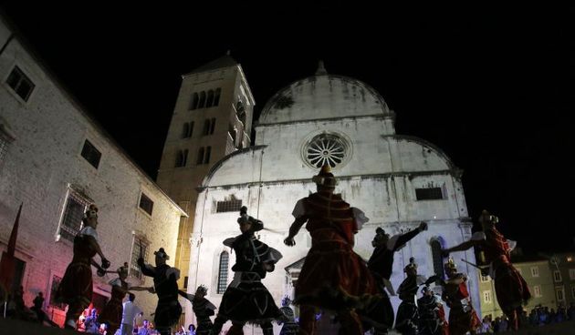 05.07.2013., Zadar – Na Trgu opatice Cike, ispred crkve svete Marije, gostovalo je Hrvatsko glazbeno drustvo sveta Cecilija iz Korcule. Izveli su tradicionalnu moresku, romanticni ples s macevima. Photo: Filip Brala/PIXSELL