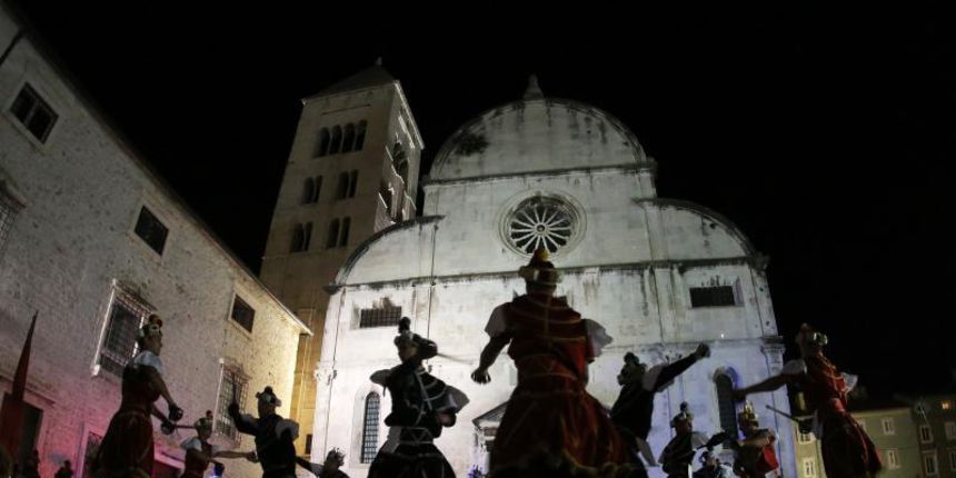 05.07.2013., Zadar – Na Trgu opatice Cike, ispred crkve svete Marije, gostovalo je Hrvatsko glazbeno drustvo sveta Cecilija iz Korcule. Izveli su tradicionalnu moresku, romanticni ples s macevima. Photo: Filip Brala/PIXSELL 05.07.2013., Zadar – Na Trgu opatice Cike, ispred crkve svete Marije, gostovalo je Hrvatsko glazbeno drustvo sveta Cecilija iz Korcule. Izveli su tradicionalnu moresku, romanticni ples s macevima. Photo: Filip Brala/PIXSELL