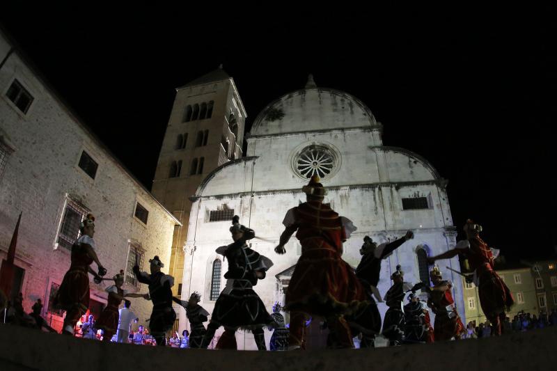 05.07.2013., Zadar – Na Trgu opatice Cike, ispred crkve svete Marije, gostovalo je Hrvatsko glazbeno drustvo sveta Cecilija iz Korcule. Izveli su tradicionalnu moresku, romanticni ples s macevima. Photo: Filip Brala/PIXSELL