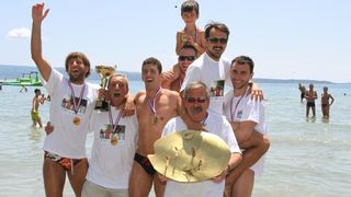 Opis 21.06.2014., Split – Ekolosko drustvo Picigin Bacvice kroz program Dani Bacvica 2014 obiljezava 90 godina igranja picigina te su organizirali jubilarno 10. Prvenstvo svijeta u piciginu. Pobjedu je u finalu osvojila momcad Zbirac. Photo: Ivana Ivano Opis 21.06.2014., Split – Ekolosko drustvo Picigin Bacvice kroz program Dani Bacvica 2014 obiljezava 90 godina igranja picigina te su organizirali jubilarno 10. Prvenstvo svijeta u piciginu. Pobjedu je u finalu osvojila momcad Zbirac. Photo: Ivana Ivano