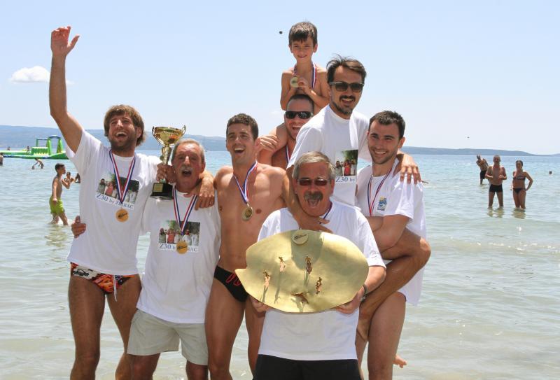 Opis 21.06.2014., Split – Ekolosko drustvo Picigin Bacvice kroz program Dani Bacvica 2014 obiljezava 90 godina igranja picigina te su organizirali jubilarno 10. Prvenstvo svijeta u piciginu. Pobjedu je u finalu osvojila momcad Zbirac. Photo: Ivana Ivano Opis 21.06.2014., Split – Ekolosko drustvo Picigin Bacvice kroz program Dani Bacvica 2014 obiljezava 90 godina igranja picigina te su organizirali jubilarno 10. Prvenstvo svijeta u piciginu. Pobjedu je u finalu osvojila momcad Zbirac. Photo: Ivana Ivano