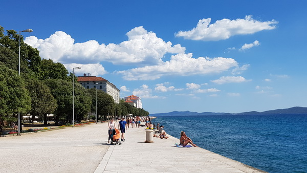 Đir uz more 19. srpnja 2016. – Uvala Draženica, kupalište Jadran, Moprske orgulje i Pozdrav suncu, zadarska riva… Foto: Mladen Malik Đir uz more 19. srpnja 2016. – Uvala Draženica, kupalište Jadran, Moprske orgulje i Pozdrav suncu, zadarska riva… Foto: Mladen Malik