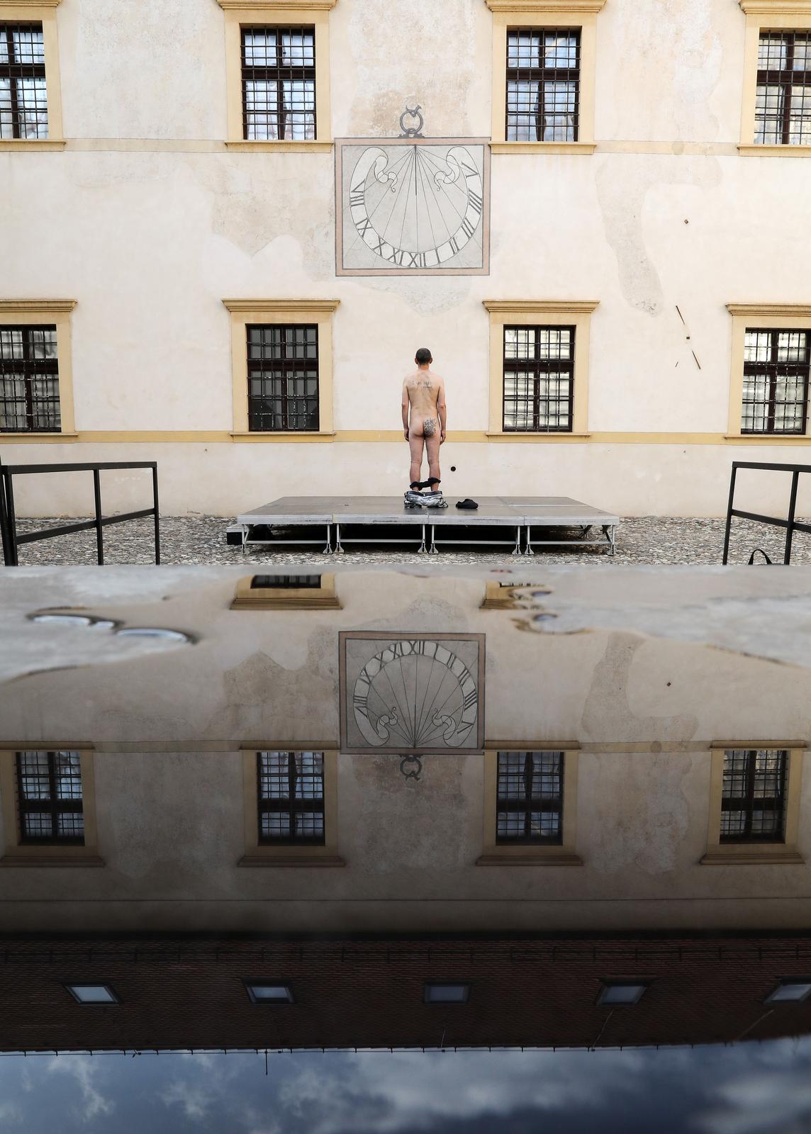 Siniša Labrović: Performans “Poštovani gospodine predsjedniče, možete me poljubiti u guzicu” Siniša Labrović: Performans “Poštovani gospodine predsjedniče, možete me poljubiti u guzicu”