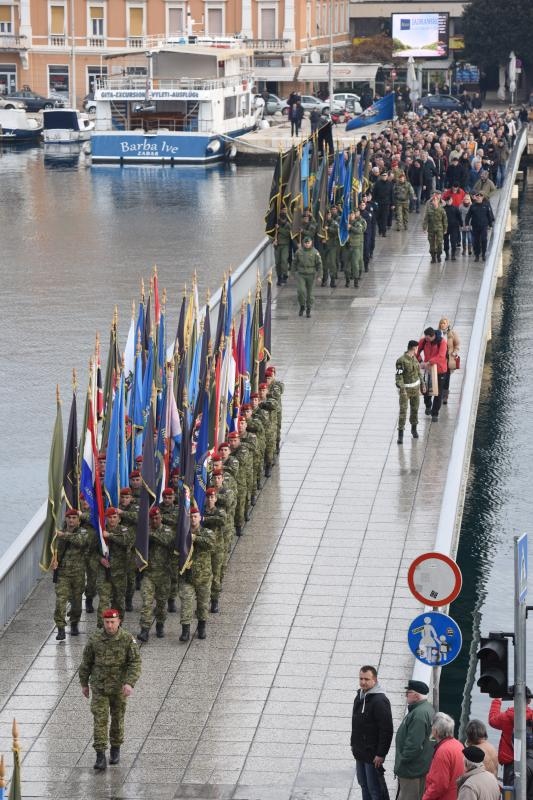 Paljenjem svijeća i polaganjem vijenaca, te mimohodom postrojbi započelo svečano obilježavanje 23. obljetnice VRO Maslenica. Foto. Dino Stanin/PIXSELL Paljenjem svijeća i polaganjem vijenaca, te mimohodom postrojbi započelo svečano obilježavanje 23. obljetnice VRO Maslenica. Foto. Dino Stanin/PIXSELL