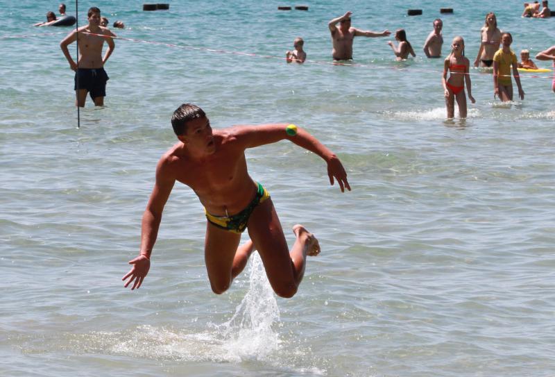 Opis 21.06.2014., Split – Ekolosko drustvo Picigin Bacvice kroz program Dani Bacvica 2014 obiljezava 90 godina igranja picigina te su organizirali jubilarno 10. Prvenstvo svijeta u piciginu. Pobjedu je u finalu osvojila momcad Zbirac. Photo: Ivana Ivano Opis 21.06.2014., Split – Ekolosko drustvo Picigin Bacvice kroz program Dani Bacvica 2014 obiljezava 90 godina igranja picigina te su organizirali jubilarno 10. Prvenstvo svijeta u piciginu. Pobjedu je u finalu osvojila momcad Zbirac. Photo: Ivana Ivano