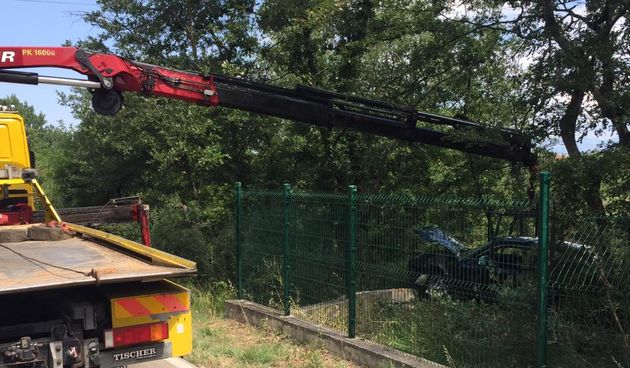 Vučna služba Deur izvlači slupano vozilo u Briševu