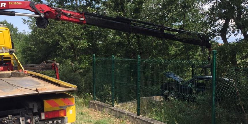 Vučna služba Deur izvlači slupano vozilo u Briševu Vučna služba Deur izvlači slupano vozilo u Briševu