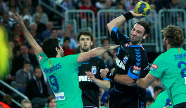 Zagreb, 221011.Arena, Laniste.Rukometna utakmica 4. kola skupine A Lige prvaka.Croatia osiguranje Zagreb – BarcelonaNa fotografiji: Raul Entrerrios i Ivano Balic.Foto: Ronald Gorsic / CROPIX