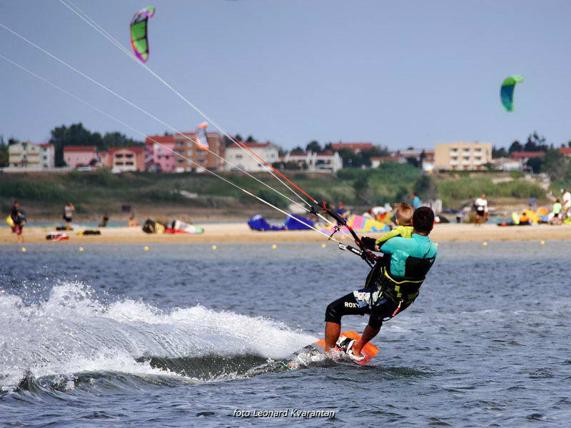 Kite surferi guštaju u Ninu