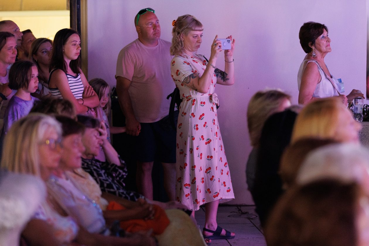 Večer evergreena u atriju palače Cedulin