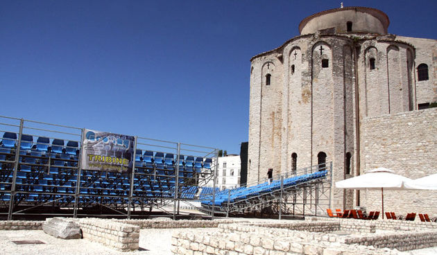 Pozornica i tribine za koncert Josea Carrerasa