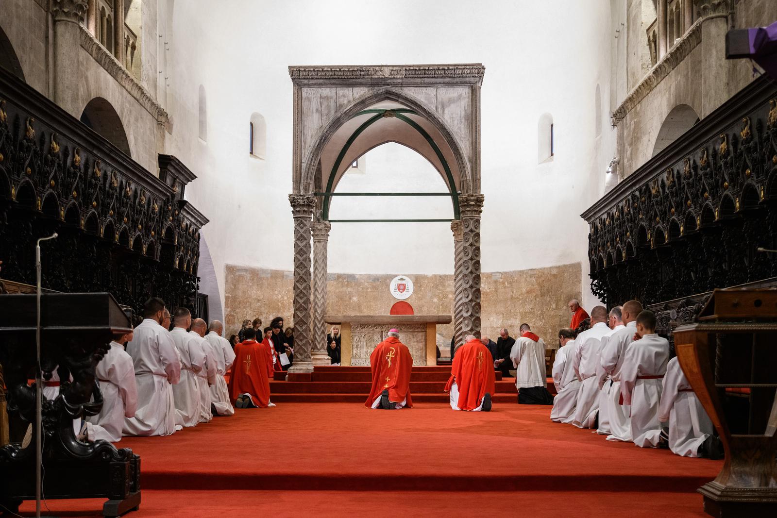 Nadbiskup Zgrablić predvodio Službu Muke Gospodnje u katedrali sv. Stošije Nadbiskup Zgrablić predvodio Službu Muke Gospodnje u katedrali sv. Stošije