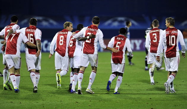 Zagreb, 181011. Stadion Maksimir. Nogometna utakmica treceg kola Lige prvaka, susret Dinama i nizozemskog Ajaxa. Na slici: slavlje igraca Ajaxa nakon pogotka.Foto: Boris Kovacev / CROPIX